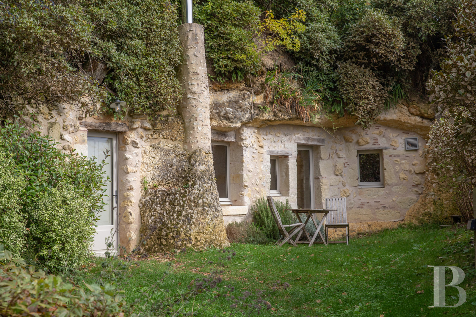En Indre-et-Loire, sur les hauteurs d’un village, près d’Amboise, un château et son hameau en bordure de forêt - photo  n°40